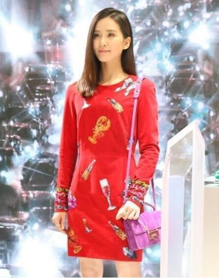 明星网红裙子国外,明星网红裙装在国外掀起潮流风暴
