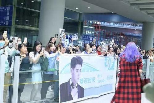 明星网红机场接机,粉丝热情追捧，星光熠熠